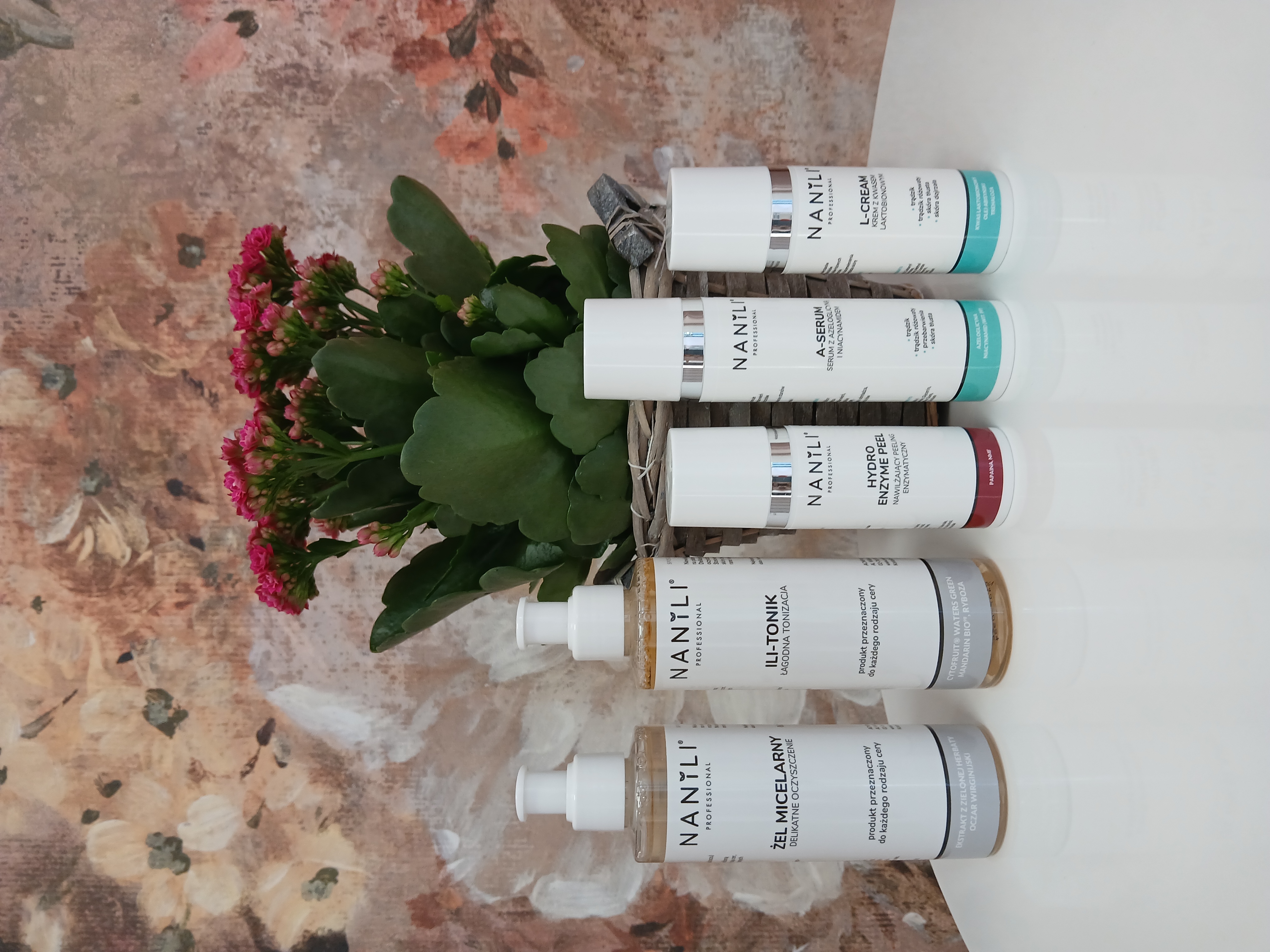Zdjęcie kosmetyków Nanili